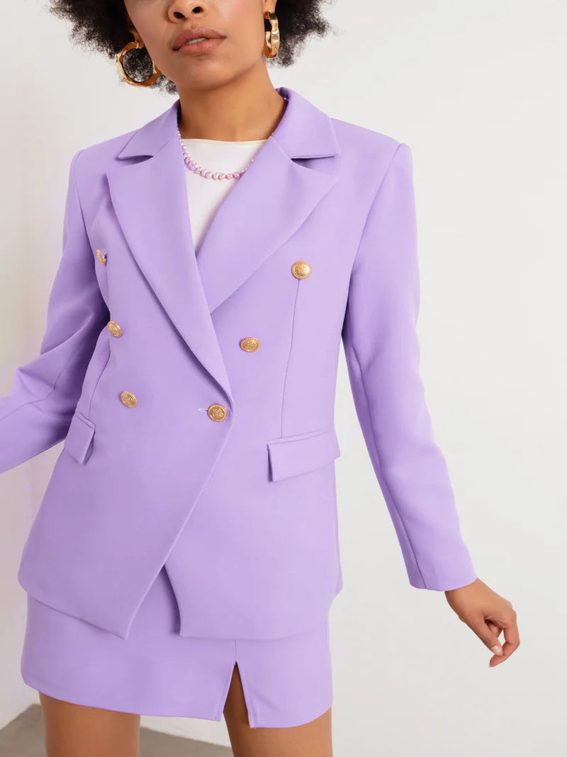 Blazer en lila contemporain, boutons fermés - gros plan